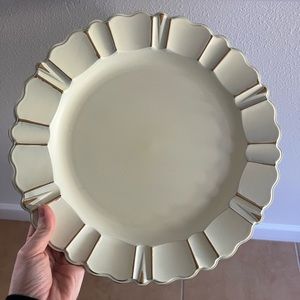 Set of 6 - Cream and gold scalloped charger